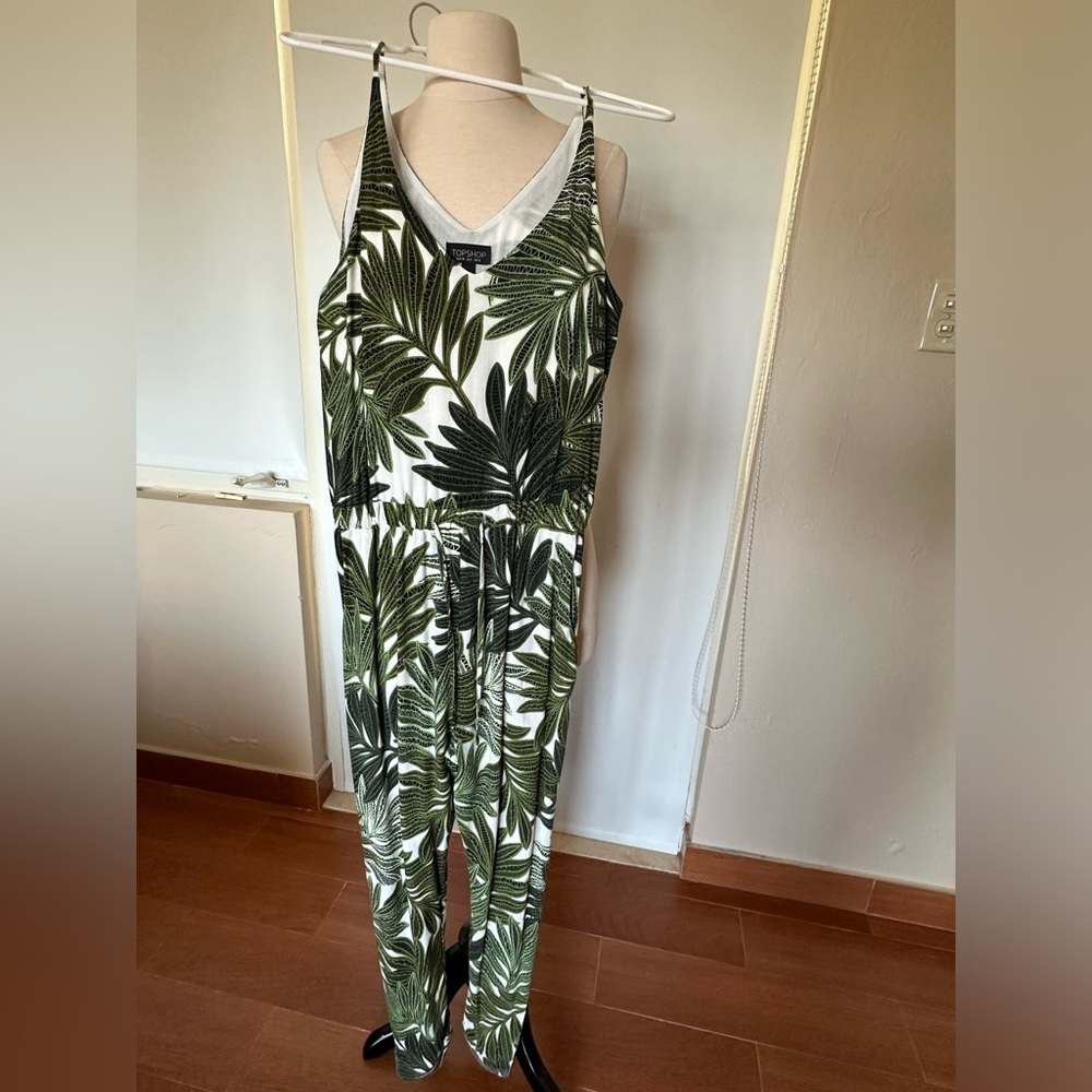 TOPSHOP jumpsuit. Size 6.